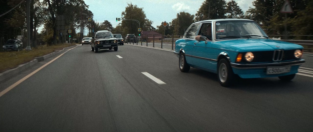Классические BMW едут по дороге