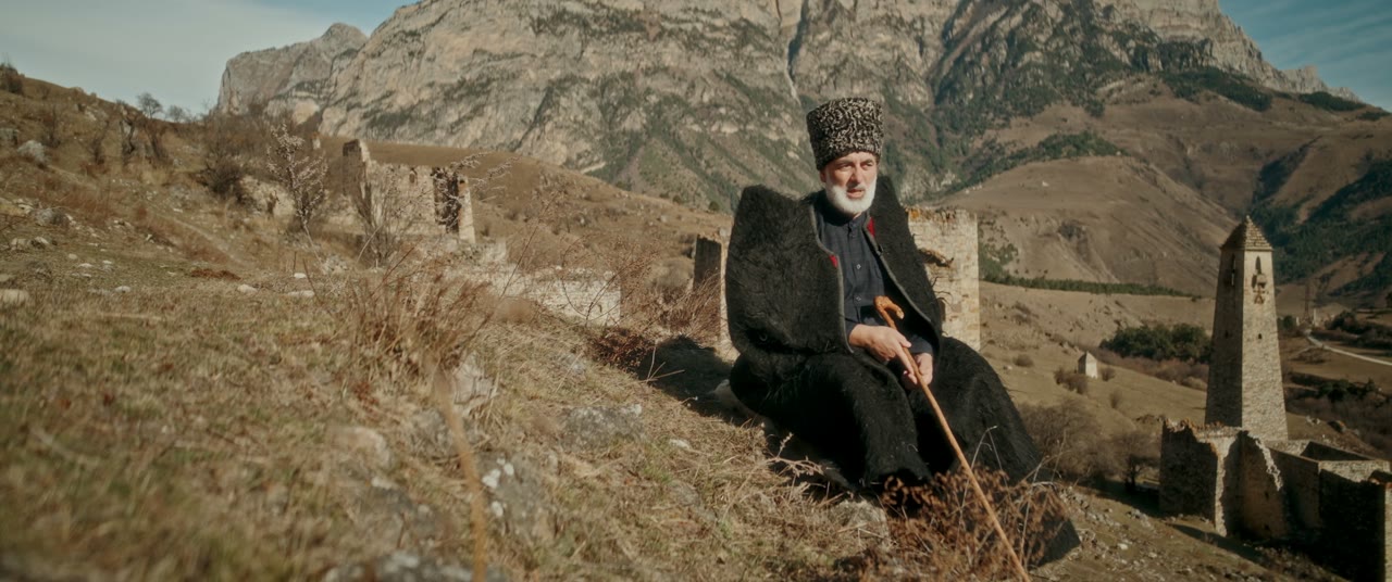 Герой документального фильма на фоне гор и ингушских башен